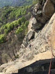 Germain in salita al 4 tiro, fessura iniziale + traverso.