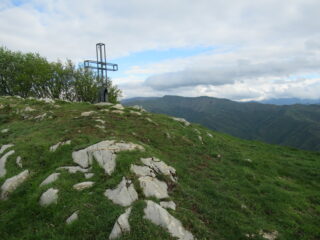 Monte Grande (m.1418) con a dx il Monte Monega (m.1882) ancora lontano.