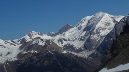 il versante opposto con il rocher charniers