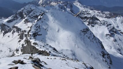 In cresta, sullo sfondo il pendio del Petit Tournalin
