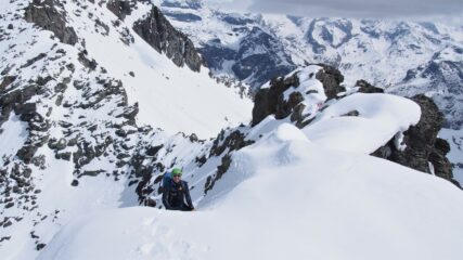 Salendo al Petit Tournali, a destra il deposito sci