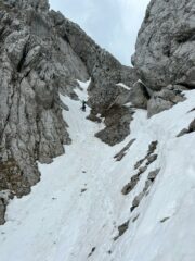 il secondo canale da risalire fino al colletto (a dx il Canale Nascosto)