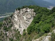 La parete con l'impressionante cengia-traverso vista dalla ex polveriera a quota 610 m.