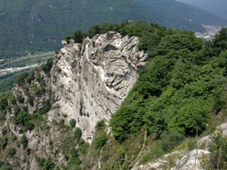 La parete con l'impressionante cengia-traverso vista dalla ex polveriera a quota 610 m.