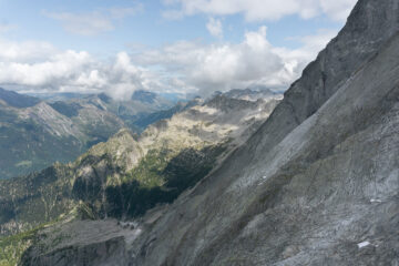 vista dalla cima verso lo spigolo nord del badile
