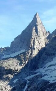 punta trubinasca scendendo dal passo porcellizzo (foto summitpost). spigolo ovest-sud tra ombra e luce, la via è appena a sinistra (in ombra)