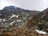 La dorsale per la cima vista dalla conca. 