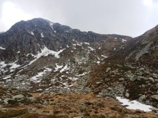La dorsale per la cima vista dalla conca. 