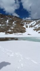 La cima vista dal lago. Permane una minima copertura nevosa che ostacola la salita lungo la traccia estiva