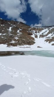 La cima vista dal lago. Permane una minima copertura nevosa che ostacola la salita lungo la traccia estiva