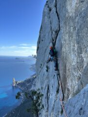 Sullo spettacolare 11 tiro di 6a, ambiente must! Francesco sale la fessura per raggiungere il famoso pinnacolo