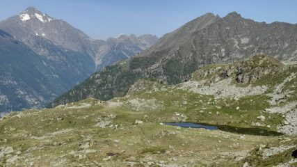 Lago Grekij, sullo sfondo il Nery