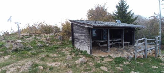 Piccolo riparo con tavolo al Passo della Croce