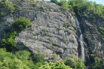 La via sale a destra della cascata