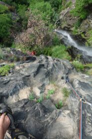 Si sale accanto alla cascata