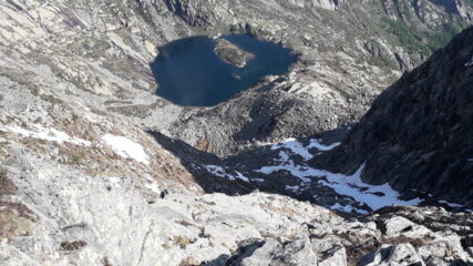 dalla cresta est alla P.Perra laggiu' al fondo il lago di Lazin..