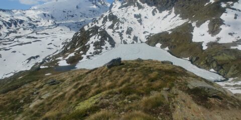 Il lago ghiacciato dal sentiero verso il colle