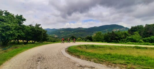 L'impegnativa salita verso Cerretto Langhe
