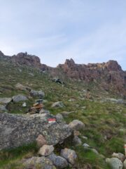 Il grosso ometto che indica il punto dove abbiamo abbandonato il sentiero