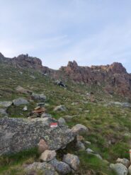 Il grosso ometto che indica il punto dove abbiamo abbandonato il sentiero