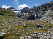 Sotto la bastionata dei Laghi Miserino. Al centro sullo sfondo l'intaglio del Colle