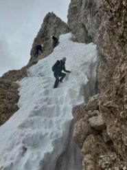 discesa verso il Locatelli, cavi coperti da neve