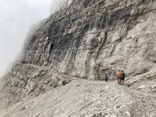 In vista del Rifugio Pedrotti (nebbia permettendo)