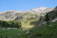 Vista sempre del pianoro e ruderi, con a destra la via per la Becca Torchè