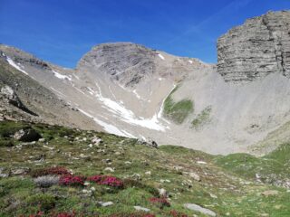 La cima con a dx il pas de David dal vallon de Rofre