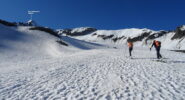 In discesa, con altri skialp che salivano.