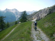 sullo sfondo a sinistra i versanti nord della Guglia del Mezzodì e di Cima della Sueur
