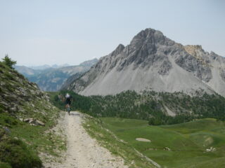di fronte alla Guglia del Mezzodì