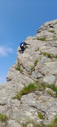 sulla rocca a seguire senza un nome passi max..III-..