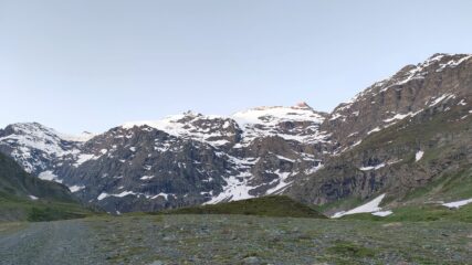 A centro foto l'attacco della gita con le fasce tra le rocce. Il lontananza a sinistra la vetta.