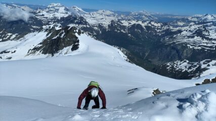 Kurt esce in scioltezza dal finalino alpinistico