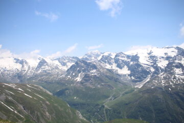 da ouille de tretetes vista su francesetti, ciamarella e albaron, tra le nubi