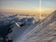 Primi raggi di sole sopra la corda molla