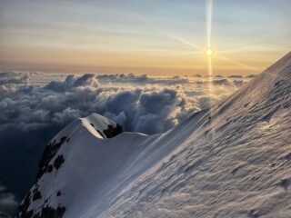 Primi raggi di sole sopra la corda molla
