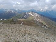 Scendendo dal Blegier si vede bene dove salire per il Genevris senza toccare neve