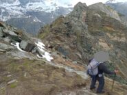 primo tratto in discesa con primo canapone su placche scivolose, nell'intaglio si vedono gli altri canaponi