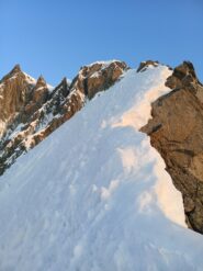 Cresta nevosa alle prime luci