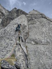 L'ottavo tiro risale il muretto in cresta 