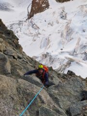 Nella parte iniziale dello sperone, la roccia è sempre buona