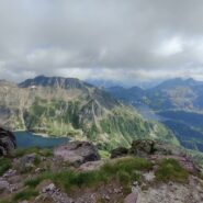 Vista verso i laghi Gemelli dalla vetta