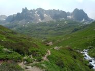 Scendendo per il Gr e il Sentiero per il Rifugio Drayeres