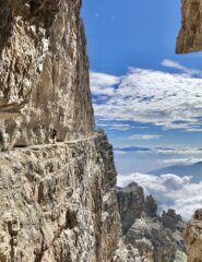 La cengia che taglia la parete della Bocchetta Alta degli Sfulmini