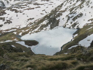 il lago ghiacciato visto da circa quota 2700 m, verso il col de la Crosatie