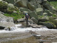 il non banale guado, con tanta acqua...