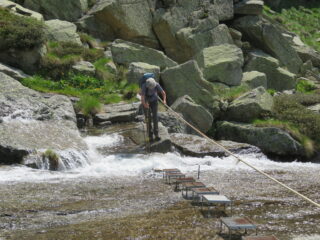 il non banale guado, con tanta acqua...