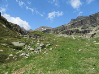 poco prima di vedere il bivacco, sullo sfondo il Colle della Terra di Unghiasse